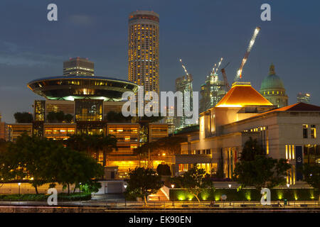 Grattacieli di notte. Singapore, Asia. Foto Stock