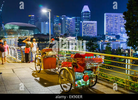 Grattacieli e persone. Singapore, Asia. Foto Stock