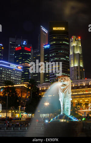 Grattacieli e statua Merlion. Il Parco Merlion. Singapore, Asia. Foto Stock