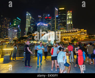 Grattacieli, statua Merlion e persone. Il Parco Merlion. Singapore, Asia. Foto Stock