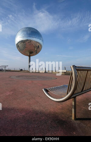 Glitter gigante palla sul viale pedonale di Blackpool south shore Foto Stock