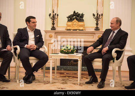 8 aprile 2015 - Moscow, Russia - Il presidente russo Vladimir Putin, accoglie con favore la visita il Primo Ministro greco, Alexis Tsipras nel Cremlino. Alexis Tsipras è in Russia per una visita ufficiale. (Credito Immagine: © Aristidis Vafeiadakis/ZUMA filo) Foto Stock