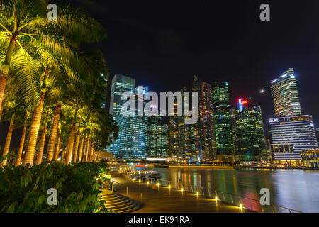Grattacieli e passeggiata di notte. Singapore, Asia. Foto Stock