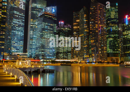 Grattacieli di notte. Singapore, Asia. Foto Stock