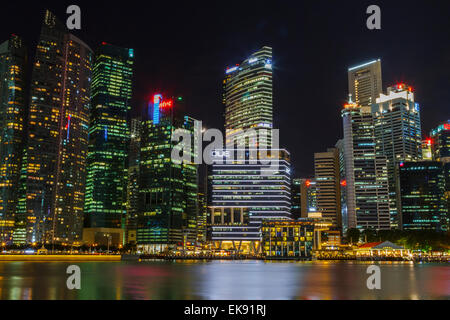 Grattacieli di notte. Singapore, Asia. Foto Stock