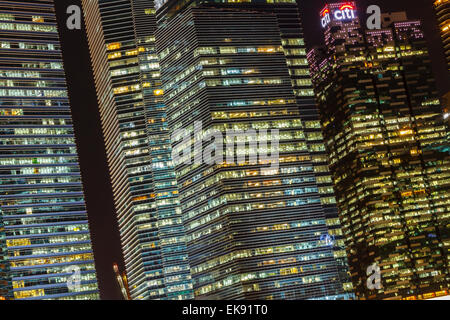 Grattacieli di notte. Singapore, Asia. Foto Stock