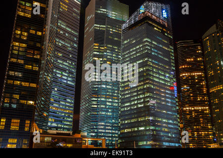 Grattacieli di notte. Singapore, Asia. Foto Stock