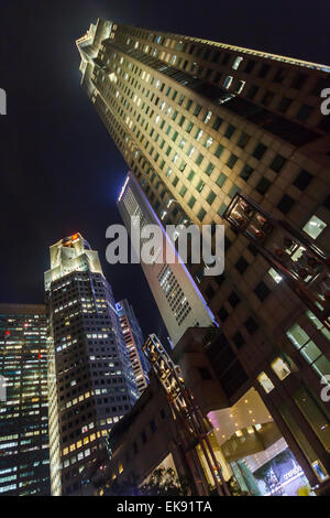 Grattacieli di notte. Singapore, Asia. Foto Stock