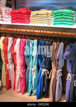 Isola di visualizzazione di stile di vita, Tommy Bahama negozio di abbigliamento, la Fifth Avenue, New York Foto Stock