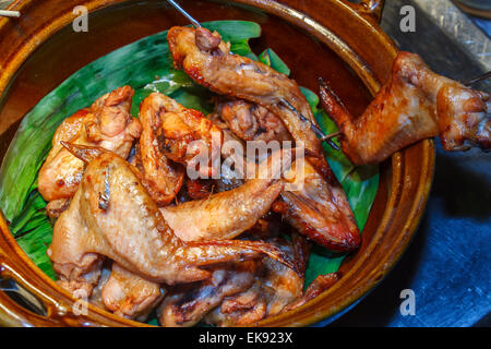 La cucina tradizionale (alla griglia di ali di pollo). Foto Stock