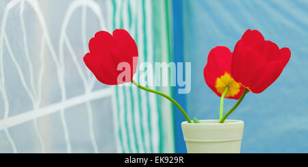 Tulipani rossi in un vaso Foto Stock