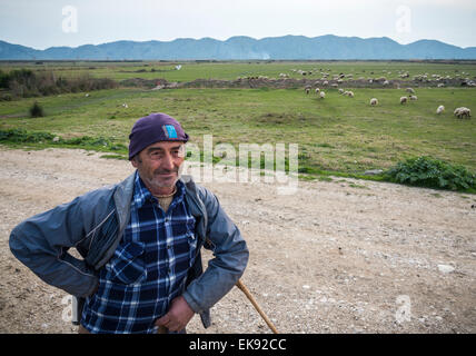 Un shepheard con il suo gregge sulla pianura Vrina a Butrinto National Park, Sud Albania. Foto Stock