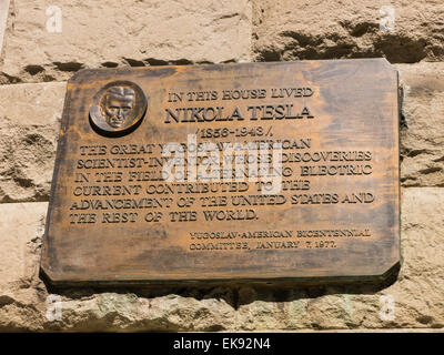 Targa di bronzo in onore di Nikola Tesla, serbo inventore e ingegnere, NYC, STATI UNITI D'AMERICA Foto Stock