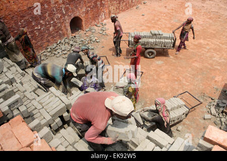 Dacca in Bangladesh. 08 apr, 2015. Manuale del Bangladesh operai stanno lavorando a un mattone-campo sulla periferia di Dhaka. Spesso essi guadagnano meno di 5 USD al giorno. Circa 6000-7000 mattone-campi in Bangladesh di solito situato fuori città e paesi in basse terre. Quasi la metà del numero totale di mattone-campi sono considerati illegali, minacciando di ecologia e la salute umana. Credito: Mamunur Rashid/Alamy Live News Foto Stock