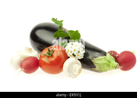 Il Ravanello di melanzana fiore di pomodoro e di funghi isolati su bianco Foto Stock