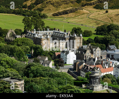 Viste di Edimburgo dal Calton Hill, che mostra al Palazzo di Holyrood. Foto Stock