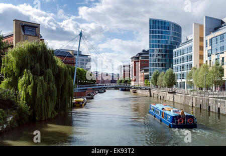 Una barca che passano al di sotto di San Valentino Ponte del Temple Quay area di Bristol, con il suo mix di vecchio e di architettura moderna. Foto Stock