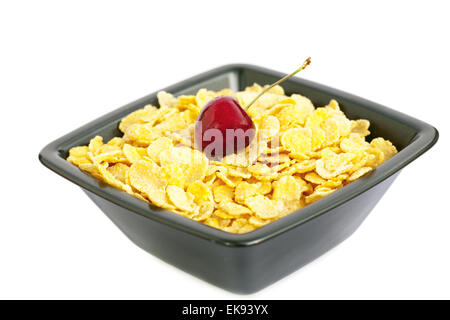 Ciotola di cornflake e ciliegie isolato su bianco Foto Stock