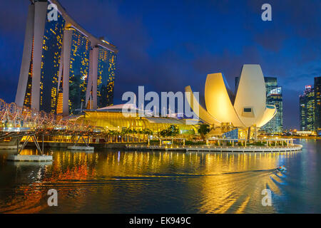 ArtScience Museum e il Marina Bay Sands Hotel di notte. Singapore, Asia. Foto Stock