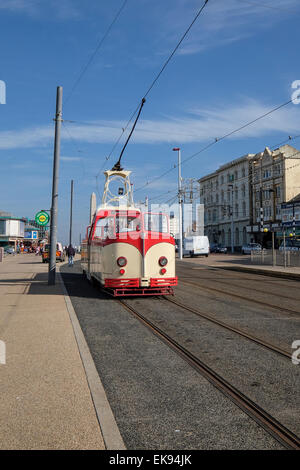 Blackpool, Lancashire: uno di lui patrimonio storico della città i tram che corre lungo la passeggiata in una giornata di sole Foto Stock