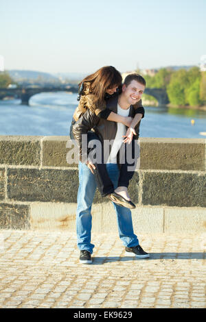 Coppia giovane sul Ponte Carlo Foto Stock