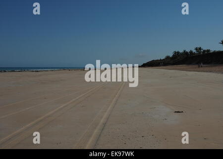 Tracce di pneumatici sulla spiaggia di Cable Beach, Broome. Foto Stock