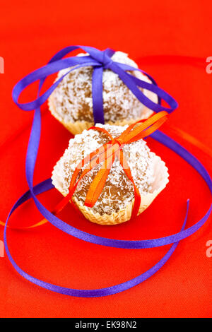 I cookie legate con un nastro su uno sfondo rosso Foto Stock