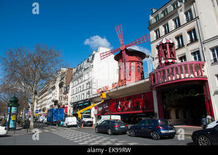 Moulin Rouge sul Boulevard de Clichy in Montmartre, Parigi Francia UE Foto Stock