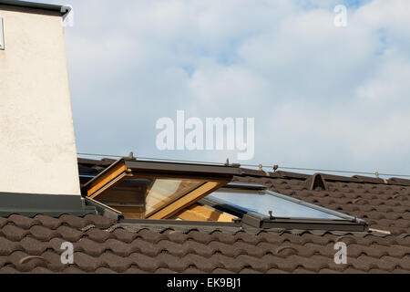 Tetto di tegole e finestre dormer sullo skyline Foto Stock