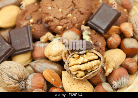 Farina di avena biscotti, cioccolato e i dadi su una stuoia di vimini Foto Stock