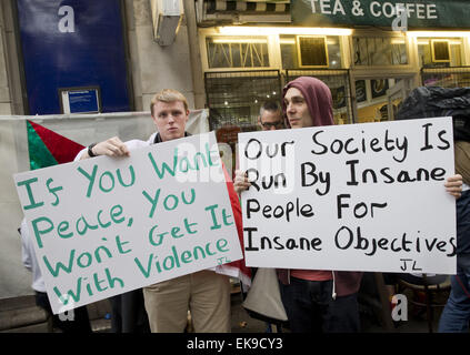 Fermare la guerra coalizione protesta contro il bombardamento dell'Iraq e la Siria. I manifestanti hanno marciato da Temple Place a Downing Street e raccolse in Whitehall, Londra. Dotato di: atmosfera dove: Londra, Regno Unito quando: 04 Ott 2014 Foto Stock