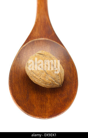 Noce in un cucchiaio di legno isolato su bianco Foto Stock