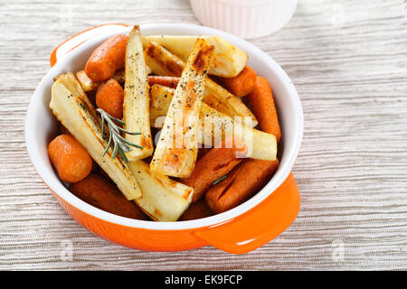 Arrosto di carote con pastinaca, cibo Foto Stock
