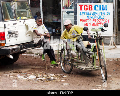 Le persone disabili in sedia a rotelle, Goma, nella Repubblica democratica del Congo ( RDC ), Africa Foto Stock
