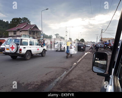 Una croce rossa auto sulla strada per Goma nella provincia del nord Kivu, nella Repubblica democratica del Congo ( RDC ), Africa Foto Stock