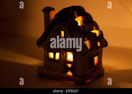 Una casa decorativo con una candela all'interno Foto Stock