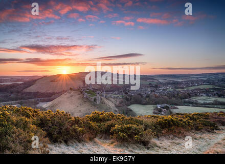 Bella drammatico tramonto su Corfe Castle nel Dorset Foto Stock