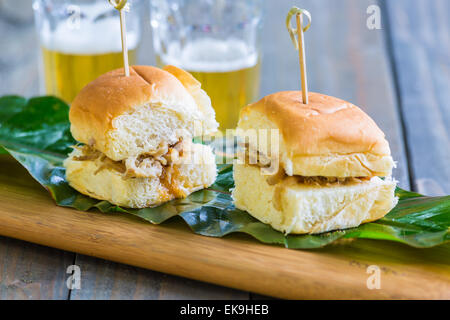 Carne di maiale Kalua cursori su dolci panini hawaiano Foto Stock