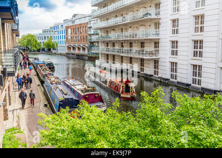 Una vista in elevazione del Regent's Canal, Camden Lock Londra Inghilterra REGNO UNITO Foto Stock