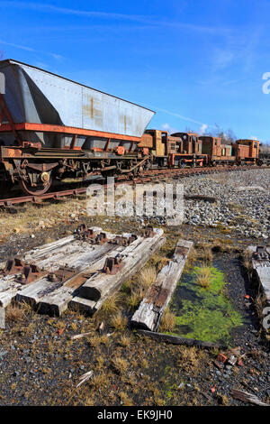 Vecchio e abbandonato arrugginimento treni a vapore e carrozze ferroviarie, Ayrshire, in Scozia, Regno Unito Foto Stock