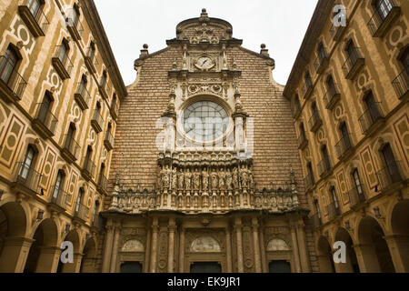 La facciata della chiesa di Santa Maria de monastero di Montserrat. La Catalogna, Spagna Foto Stock