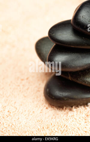 Un nero pietre spa sul tovagliolo Foto Stock