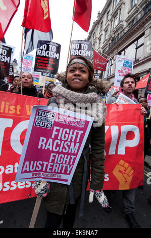 Migliaia marzo a Londra su ONU GIORNATA Anti-Racism protestando di razzismo, fascismo, islamofobia e l'antisemitismo. 21 marzo 2015 Foto Stock