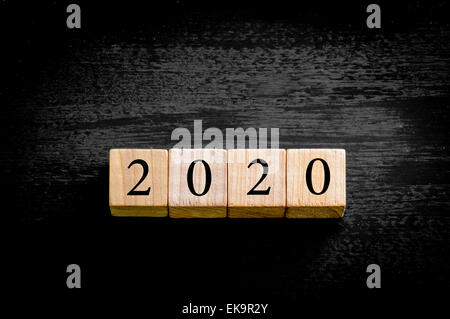 Anno 2020. Legno cubetti di piccole dimensioni con numeri isolati su sfondo nero con copia spazio disponibile. Anno nuovo concetto di immagine. Foto Stock
