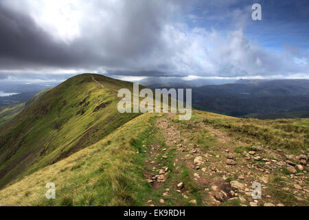 Vista del paesaggio oltre la cresta del vertice di grande Rigg cadde, Fairfield Horseshoe fells, Parco Nazionale del Distretto dei Laghi, Cumbria County, Foto Stock