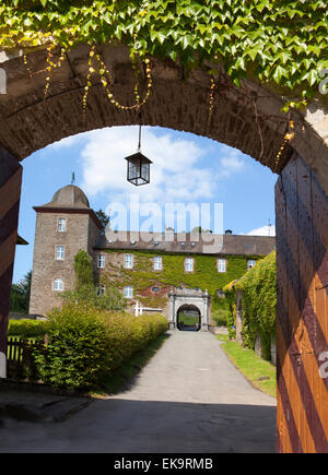 Burg Schnellenberg Castello, la città anseatica di Attendorn, regione di Sauerland, Renania settentrionale-Vestfalia, Germania, Europa Foto Stock