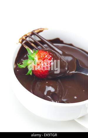 Fragole al cioccolato giacente in un bicchiere di rosso isolato su bianco Foto Stock