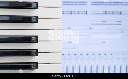 Tasti di pianoforte su software di registrazione dello sfondo. Foto Stock