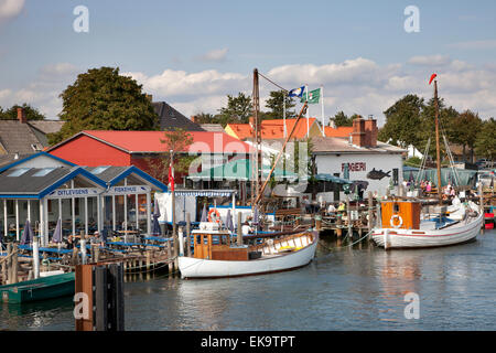 Smokehouse e ristoranti di pesce di Karrebaeksminde Harbour in Danimarca Foto Stock