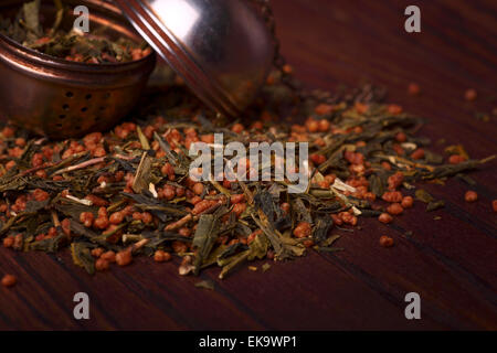 Giapponese del tè verde con arrosti di riso marrone noto come Genmaicha Foto Stock